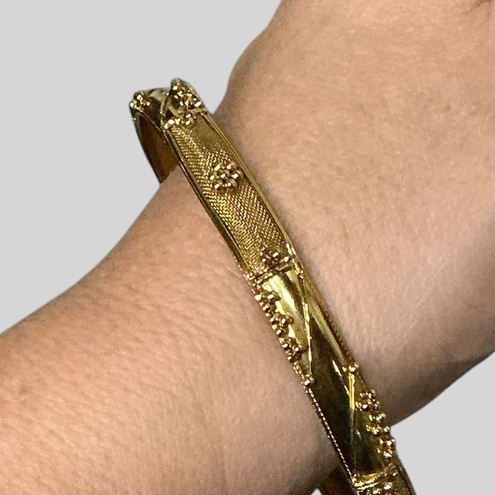 Vintage Gold Tone Floral Etched Hinged Bangle Bracelet Costume Jewelry